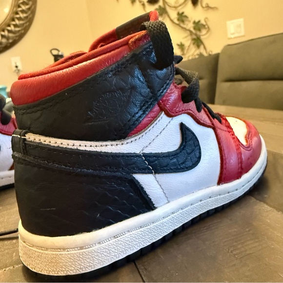 🏆 Boys Jordan 1
Retro High Sneakers - Size 10C - Picture 4 of 11